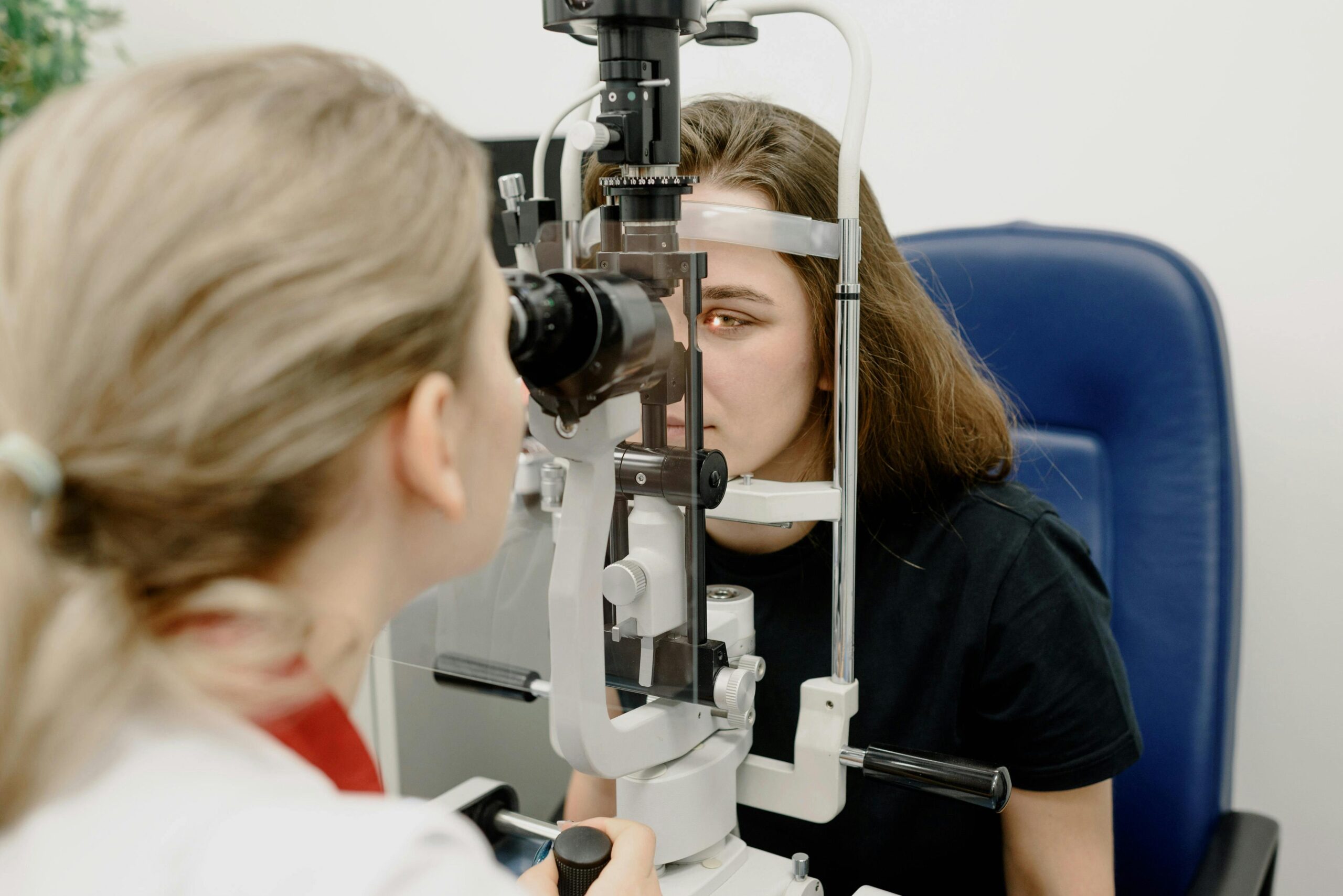medic oftalmolog, biomicroscop, consult oftalmologic complet
