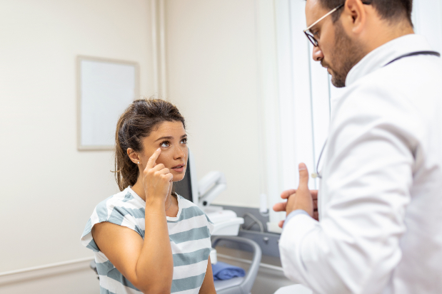  injectii in ochi - femeie tanara, pacienta, barbat, medic oftalmolog, cabinet oftalmologic