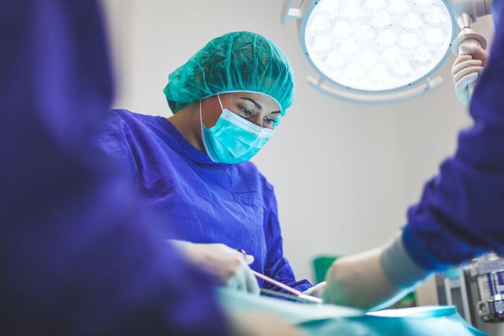 Keratoconjunctivita sicca-pacient si medic in operatie
