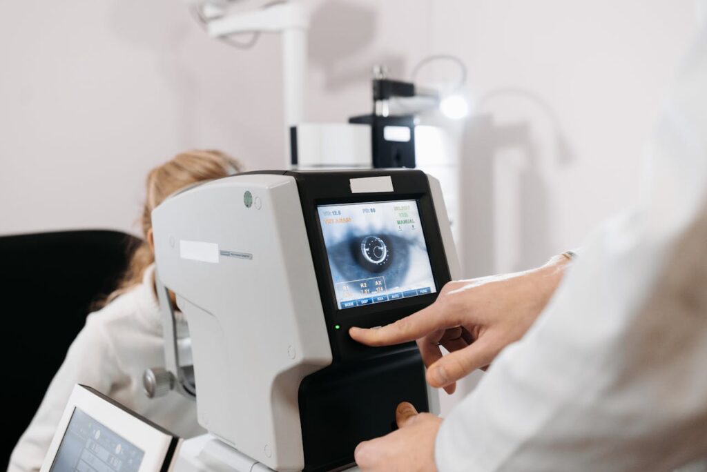 Boala lui Coats - Diagnosticare si tratament - consultatie oftalmologica, aparate, medic