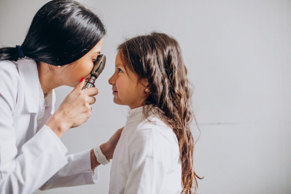 Cum se face diagnosticul diferential in cazul heterocromiei - femeie, medic oftalmolog, fetita, pacient, fundal alb
