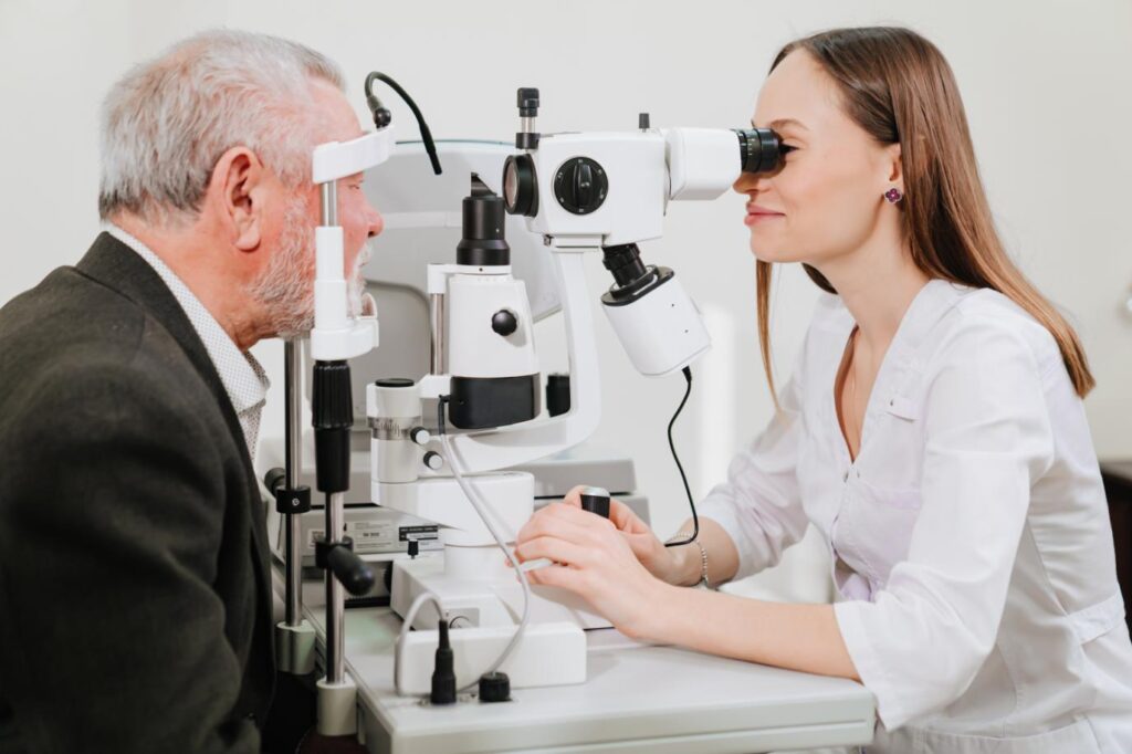 Sindrom Sjogren - control oftalmologic, barbat, doctorita, lampa cu fanta