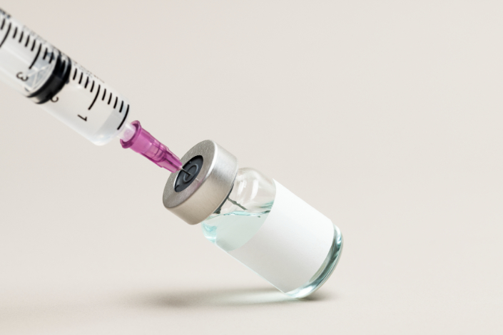 injectii in ochi -seringa cu ac roz, flacon de sticla cu medicament