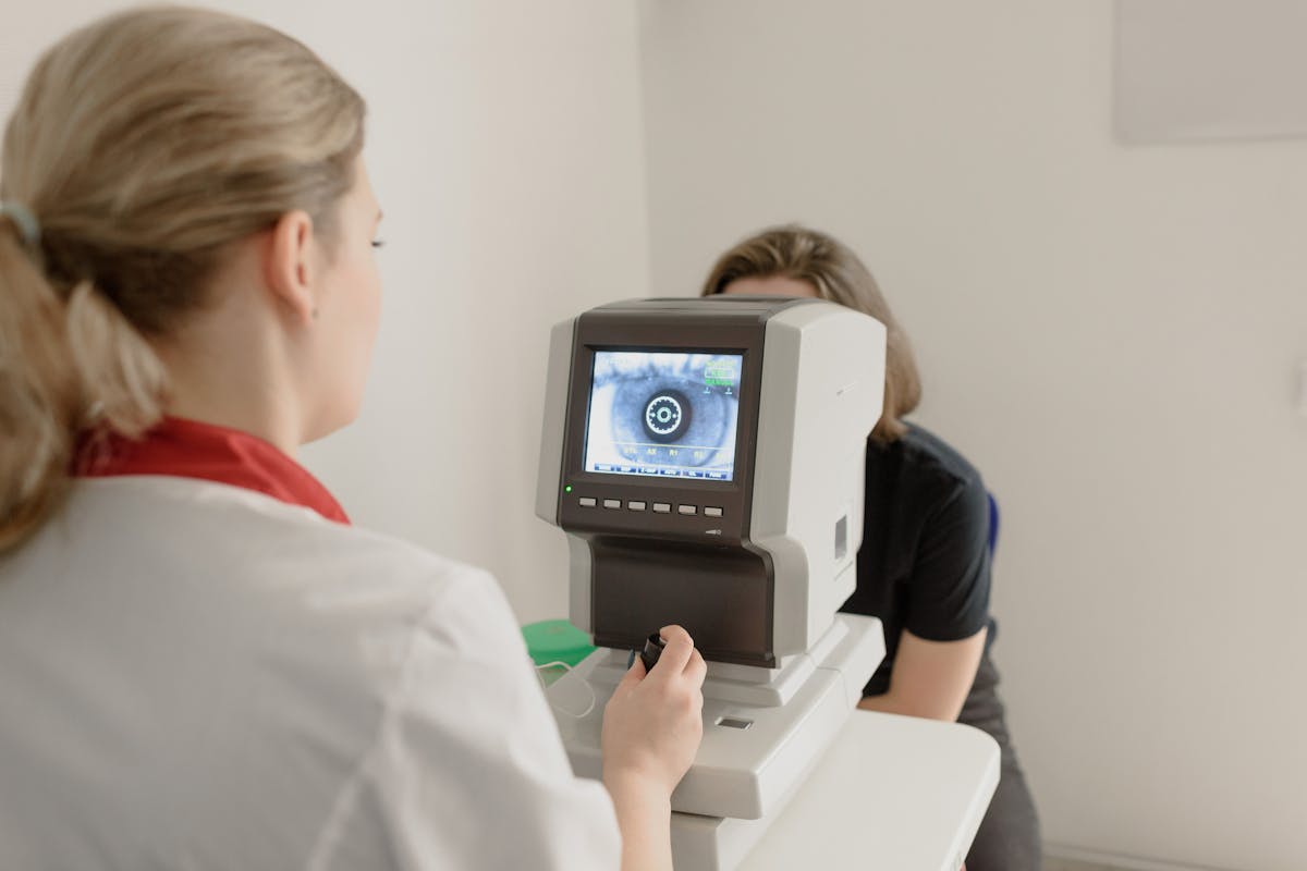 autorefractometru, medic si pacient, capsulotomie yag