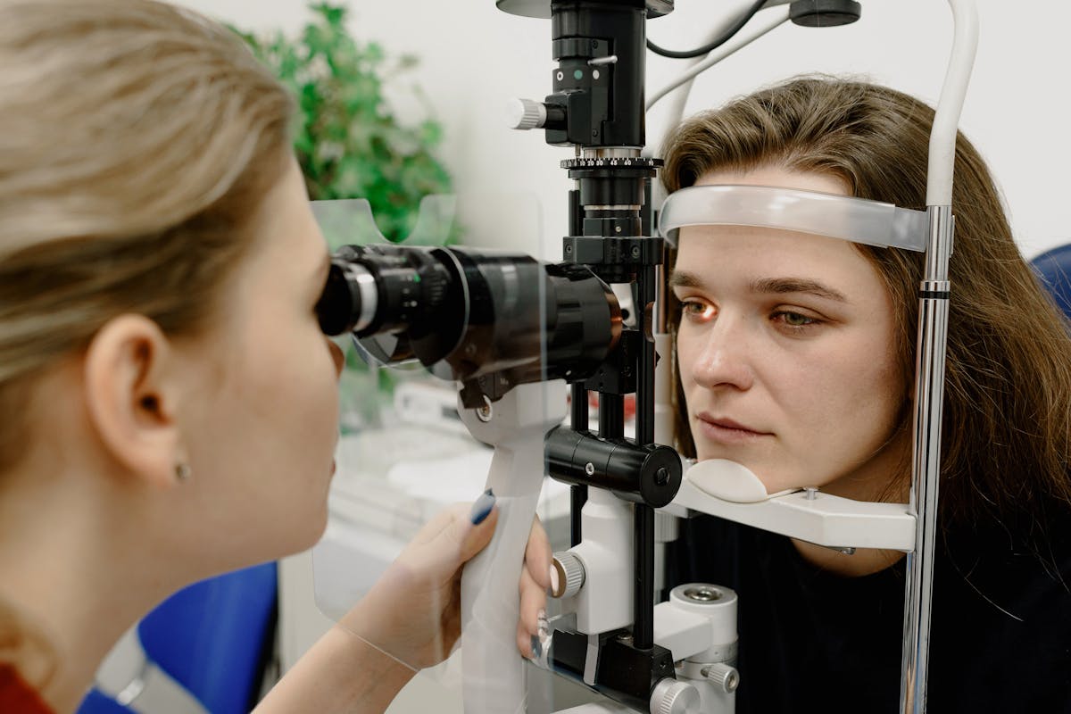 consult oftalmologic, tipuri de cristalin, microscop